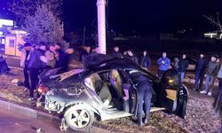 Malatya'da direğe çarpan otomobilin sürücüsü yaralandı