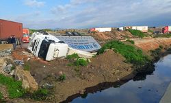 Manisa'da devrilen kamyondaki 2 kişi yaralandı