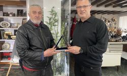 Manisa'da temizlik işçisi, para ve ziynet eşyası olan çantayı sahibine ulaştırdı