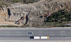 Manisa'da toprak kaymasının olduğu İstanbul-İzmir Otoyolu'nda çalışmalar sürüyor