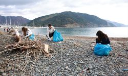 Marmaris'te fırtınanın sahile sürüklediği atıkları gençler topladı