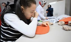 Mesai saatlerinin dışında kursta buluştuğu 'özel' öğrencilerini hayata hazırlıyor