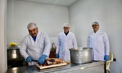 Muhtarlık ofisini yemekhaneye çeviren mahalleli yaklaşık 150 yaşlıya iftarlık hazırlıyor