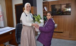 Muş'ta erken teşhisle sağlığına kavuşan çocuktan doktora teşekkür ziyareti