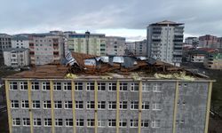 Muş'ta fırtına nedeniyle okul ve evin çatısında hasar oluştu