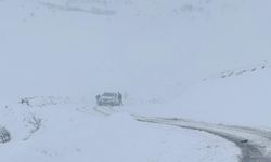 Muş'ta kar nedeniyle araçlarıyla yolda mahsur kalanlar ekiplerce kurtarıldı