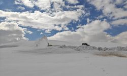 Muş'ta metrelerce karın bulunduğu yolda zorlu çalışma