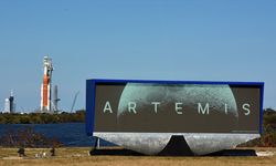 NASA, Artemis II roketini tamir için fırlatma rapmasından hangara çekiyor