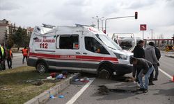 Niğde'de ambulans ile hafif ticari aracın çarpıştığı kazada 3 kişi yaralandı