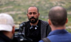 Oscar ödüllü Filistinli yönetmenin ailesi İsrail askerleri ve yerleşimcilerin saldırısına uğradı