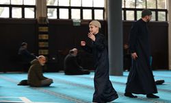 Otizmli İngiliz çocuk Joshua'nın nefret karşıtı kek yolculuğunda hedef Türk camilerini ziyaret etmek