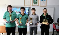 Robot ve insansız hava aracı geliştirirken sebze ve meyve de yetiştiriyorlar