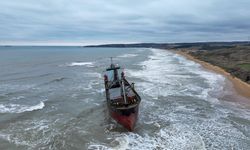 Sarıyer açıklarında karaya oturan Komor Adaları bayraklı kargo gemisinin bekleyişi sürüyor