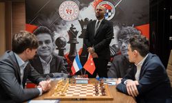 Satranç oyuncuları Ediz Gürel ile Van Foreest arasındaki özel maç başladı