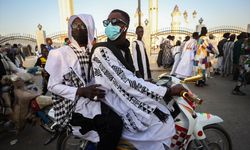 Senegal'de Müridiler, ilahiler eşliğinde iftar için yemek dağıttı