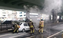 Şişli'de seyir halindeyken yangın çıkan otomobil kullanılamaz hale geldi