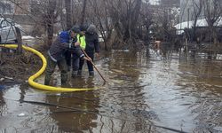 Sivas'ta eriyen kar suları taşkına neden oldu