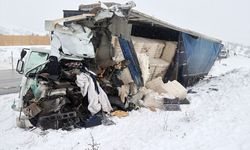 Sivas'ta iki tırın çarpıştığı kazada 1 kişi öldü, 2 kişi yaralandı