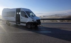 Sivas'ta öğretmenleri taşıyan minibüsün bariyerlere çarptığı kazada 3 kişi yaralandı