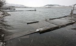 Sivas'ta yağışlar sonrası Hafik Gölü'ndeki iskeleler su altında kaldı