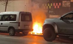 Sultangazi'de yer altı elektrik kablolarının alev alması kamerada