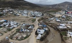 Suriye'nin İdlib ilinde şiddetli yağışlar 15 kampı vurdu, 300 çadır kullanılamaz hale geldi