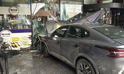 Tekirdağ'da otomobil alışveriş merkezine girdi