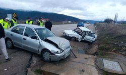 Tokat'ta iki otomobilin çarpıştığı kazada 3 kişi yaralandı