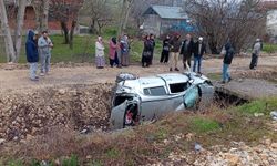 Tokat'ta kanala devrilen hafif ticari araçtaki 3 kişi yaralandı