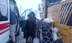 Tokat'ta yolu kardan kapanan köyde rahatsızlanan hasta ekiplerce hastaneye ulaştırıldı