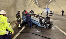 Trabzon'da devrildikten sonra yanan otomobilin sürücüsü yaralandı