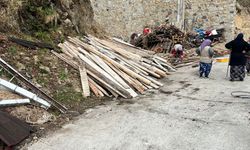 Trabzon'da fırtınada uçan çatı 4 otomobile zarar verdi