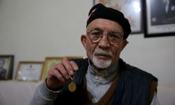 Türk Silahlı Kuvvetlerini Güçlendirme Vakfına bağışı dolayısıyla aldığı berat ve madalyasına gözü gibi bakıyor