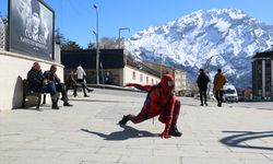 Türkiye'yi gezen 'Örümcek Adam' Hakkari'ye geldi