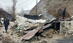 Van'da toprak kayması sonucu çöken tandır evinin enkazında kalan 2 kişi yaralandı