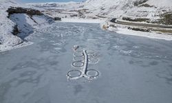 Van'da yüzeyi buz tutan Zernek Barajı dron ile görüntülendi