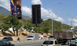 Venezuela'da otoyola Maduro ve eşi için 'sizleri geri istiyoruz' afişleri asıldı