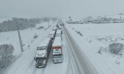 Yoğun kar yağışı nedeniyle Refahiye-Erzincan kara yolunda ulaşım güçlükle sağlanıyor