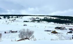 Yüzeyi buzla kaplı Çıldır Gölü'nde çalışma yaparken batan traktör çıkarıldı