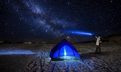 Yüzeyi buzla kaplı Çıldır Gölü'nün üstünde kamp çadırı kurdular