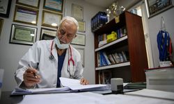 80 yaşındaki çocuk doktoru pistte madalya peşinde