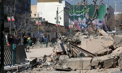 AA Ekibi, ABD-İsrail saldırısında hedef alınan İnkilap Meydanı'nı görüntüledi