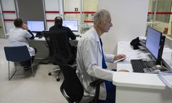 Acil servislerde saniyelerle yarışan sağlık ekipleri hayat kurtarıyor