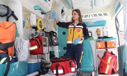 Acil tıp teknisyeni çift, ambulansla hastaların yardımına koşuyor