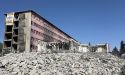 Adana'da yangında zarar gören eski hastane binasının yıkımına başlandı