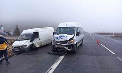 Afyonkarahisar'da yolcu minibüsü ile kamyonet çarpıştı, 7 kişi yaralandı