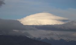 Ağrı Dağı'nın zirvesi mercek bulutuyla kaplandı