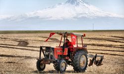 Aksaraylı çiftçi tarlasına traktörle 'Korkma' yazdı