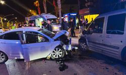 Alanya'da iki otomobilin çarpışması sonucu 3 kişi yaralandı