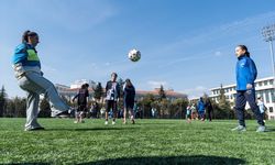 Anneler ve kızları 8 Mart'ta futbol sahasında